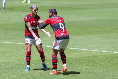 Arrascaeta y Gabriel Barbosa