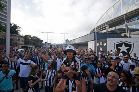 V Deo Torcida Do Botafogo Faz Festa Para Receber Nibus Do Time Antes