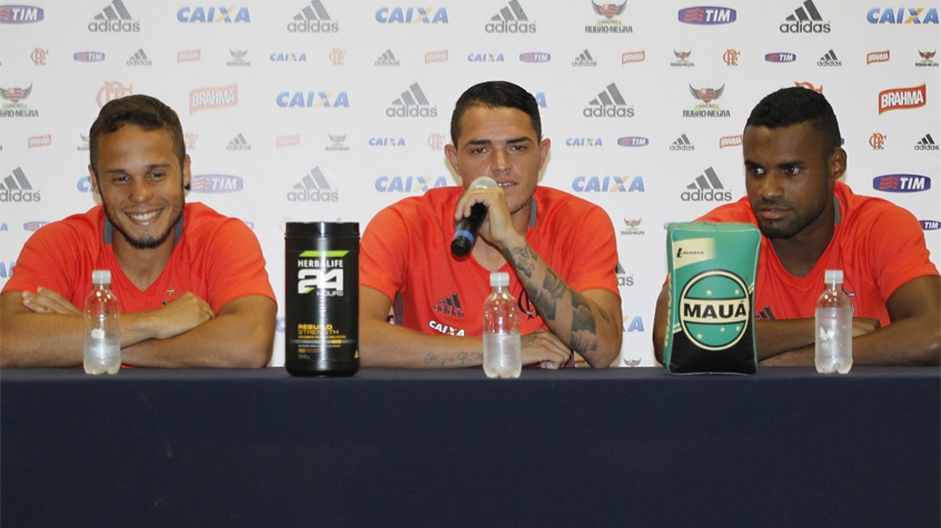 HOME - Entrevista coletiva no Flamengo - Douglas Baggio, Thiago Santos e Rafael Dumas (Foto: Gilvan de Souza/Flamengo)