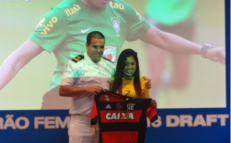 Maurine posa com o técnico do Flamengo (Foto: Igor Siqueira)