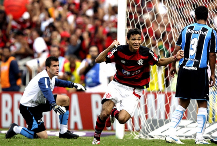 Gol do Ronaldo Angelim - Flamengo x Grêmio 2009 (Foto: Sergio Moraes/Reuters)