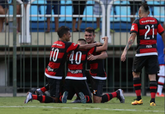Thiago Santos comemora gol pelo Flamengo contra o Bangu