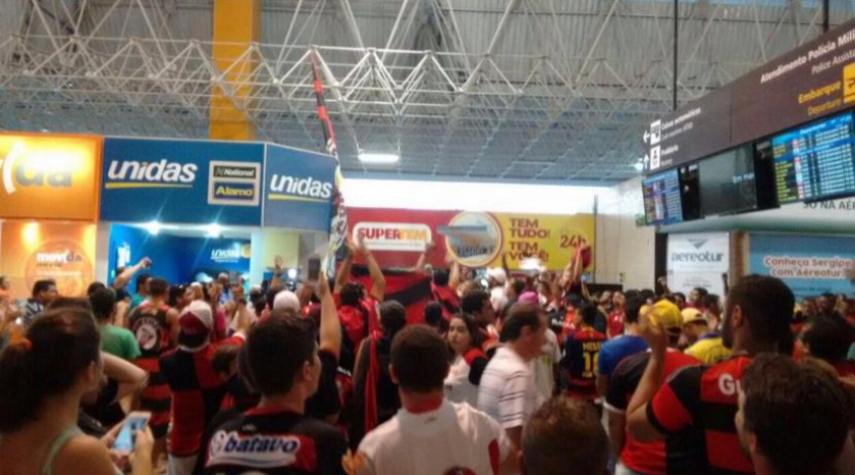 Torcida lota aeroporto para receber o Flamengo em Aracaju (Foto: Reprodução/Twitter)