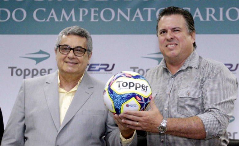 Rubens Lopes, presidente da Ferj, segura a bola do Carioca-2017 (Foto: Úrsula Nery/Agência Ferj)