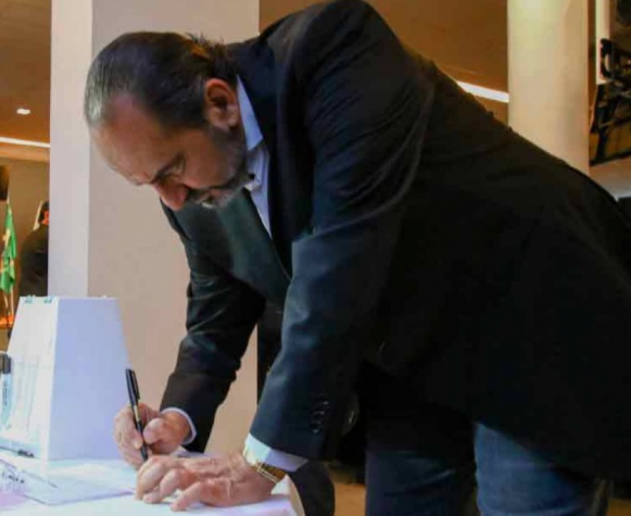 Alexandre Kalil foi 'homenageado' com o 260º voto para aprovação do projeto de construção do estádio do Galo