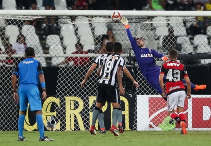 Acertos, mas erro grave: por que arbitragem de Flamengo x Botafogo