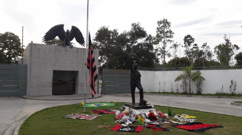 Homenagens às vítimas foram colocadas em frente à entrada do Ninho do Urubu