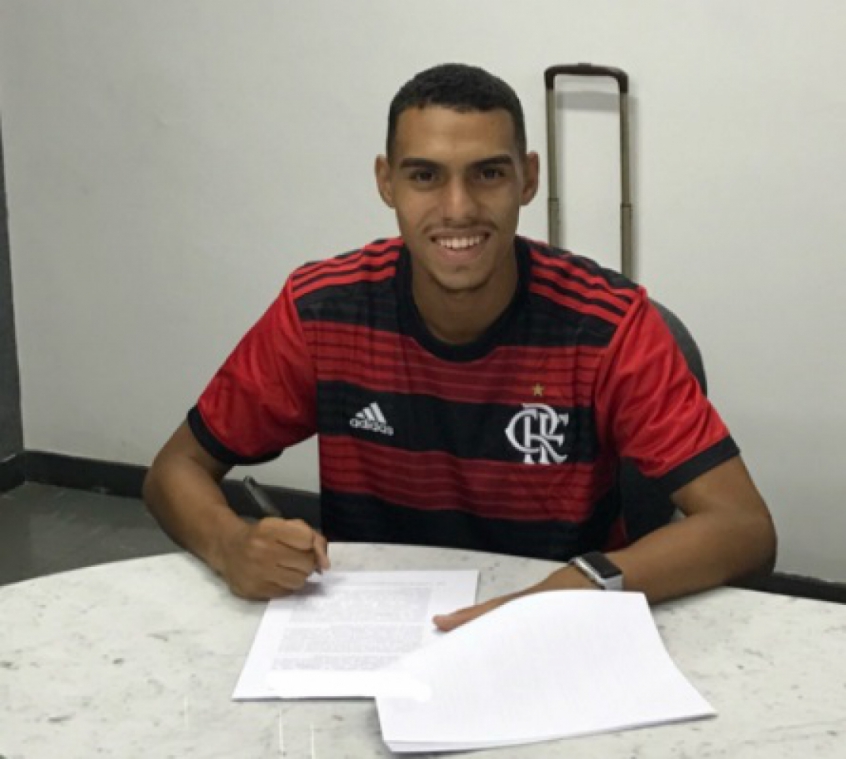 Matheuzinho assinou contrato neste sábado com o Flamengo