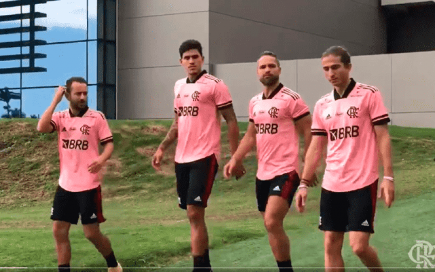 Flamengo com o novo uniforme rosa de treino