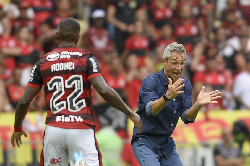 Paulo Sousa, técnico do Flamengo, dando orientações ao Rodinei