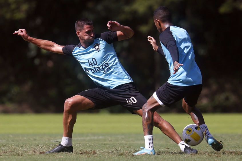 Reforços do Botafogo treinam a equipe na preparação do Brasileirão