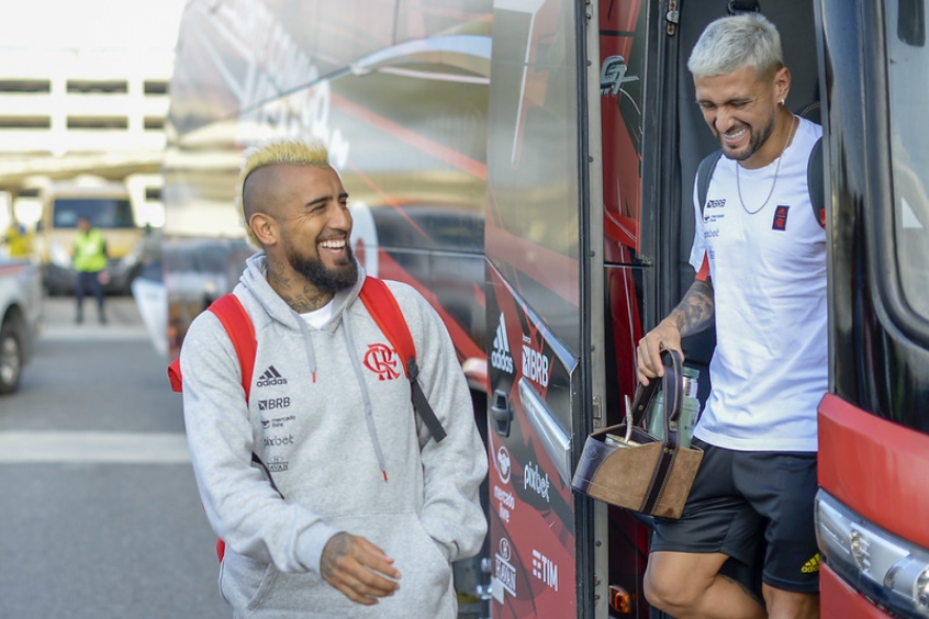 Embarque do Flamengo - Vidal e Arrascaeta