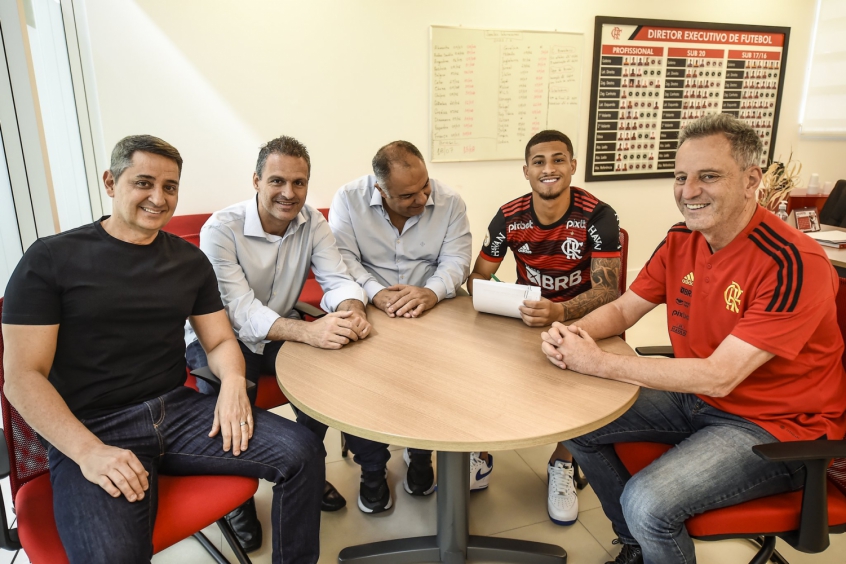 João Gomes posa para foto com dirigentes do Flamengo