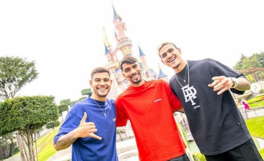 Pedro, Lucas Paquetá e Bruno Guimarães na Disneylândia