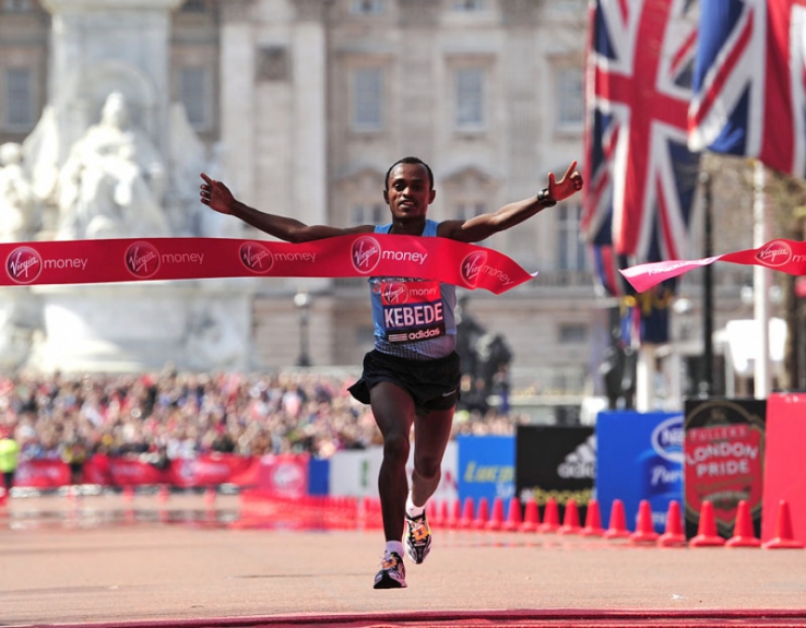Tsegaye Kebede - Maratona de Londres (Foto: Glyn Kirk/AFP)