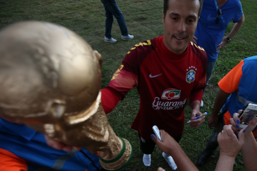 Julio Cesar goleiro da seleção brasileira distribuiu autografos (Ari Ferreira)