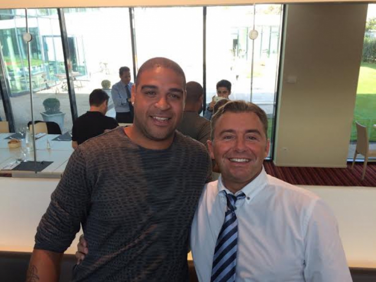 Adriano posa com Christophe Maillol na Fran&ccedil;a (Foto: Arquivo pessoal)