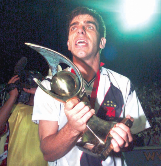 Na final da Mercosul de 2000, Juninho incendiou os jogadores ao bater no peito - (Foto: Nelson Almeida)