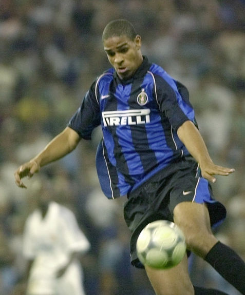 Adriano Imperador pelo Inter de Mil&atilde;o (Foto: Paul White)