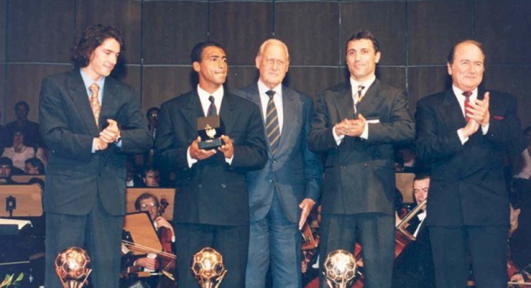 Romário recebe o prêmio de melhor do mundo em 94