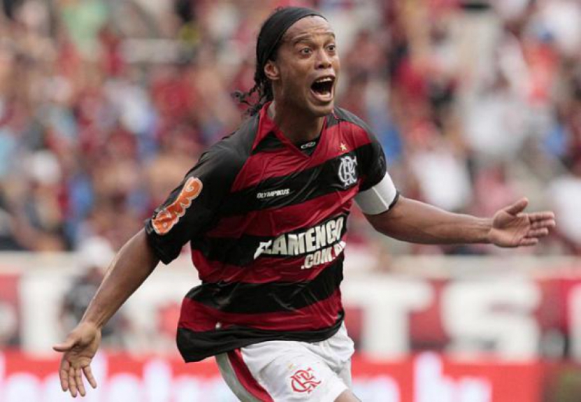 Ronaldinho chegou ao Fla e vestiu a camisa 10 em 2011