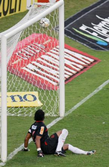 Loco Abreu marcou de cavadinha na final do Carioca em 2010, deixando Bruno na saudade