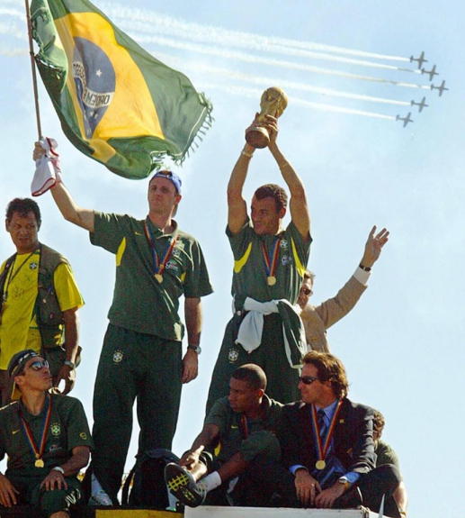 Rog&eacute;rio Ceni comemora ao lado de Cafu a conquista do pentacampeonato da Sele&ccedil;&atilde;o Brasileira na Copa de 2002