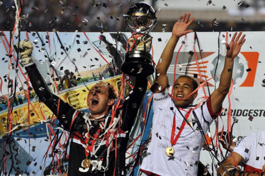 Em 2012, Rog&eacute;rio Ceni ergue sua &uacute;ltima ta&ccedil;a pelo S&atilde;o Paulo, de campe&atilde;o da Copa Sul-Americana de 2012