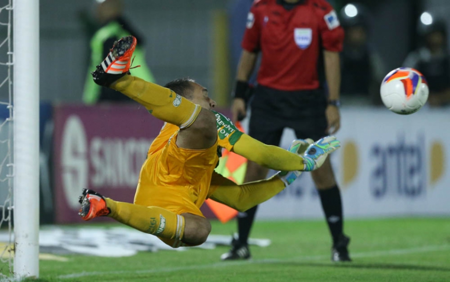 Weverton e Cássio pegadores de pênalti: quem defendeu mais cobranças?