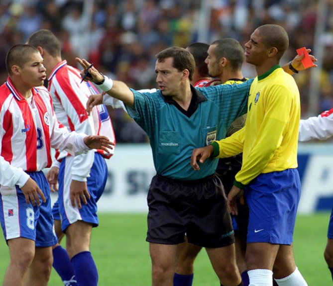 No Sul-Americano Sub-20, Adriano foi expulso na partida contra o Paraguai