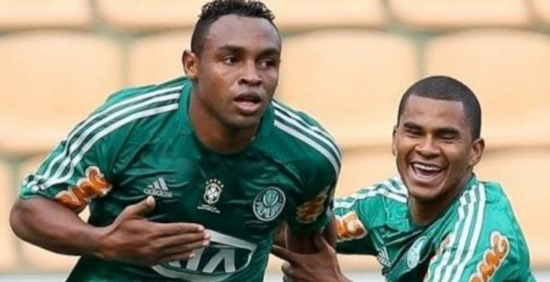Obina fez 3 gols em um jogo contra o Corinthians e é o maior artilheiro do Verdão no dérbi neste século