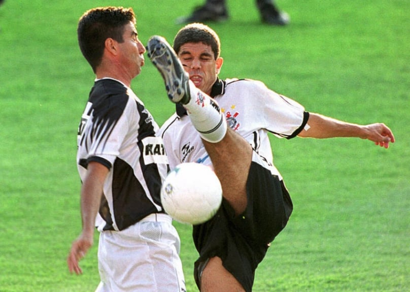 Sao Paulo; Brasil; Morumbi; 19/12/1999; Futebol; Segundo jogo da final do Campeonato Brasileiro 1999; Ricardinho, do Corinthians, chuta o rosto de Gallo