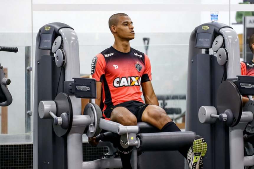Volante Lucas C&acirc;ndido, em treinamento do Atl&eacute;tico-MG