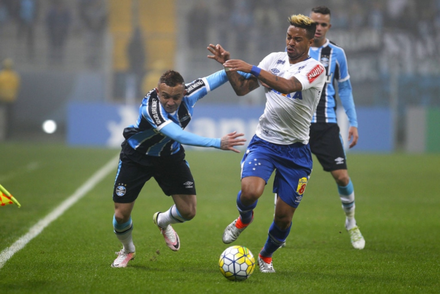 Cara feia! Everton e Rafael Silva disputam a bola