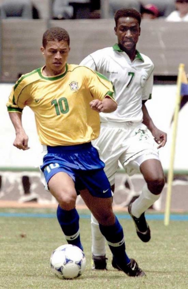 Alex foi o camisa 10 do Brasil no vice da Copa das Confederações de 1999