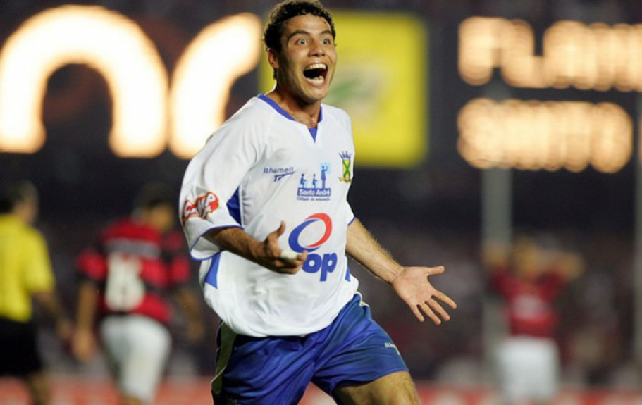 2004 - &Eacute;lvis ajudou o Santo Andr&eacute; ao calor o Maracan&atilde; na decis&atilde;o contra o Flamengo