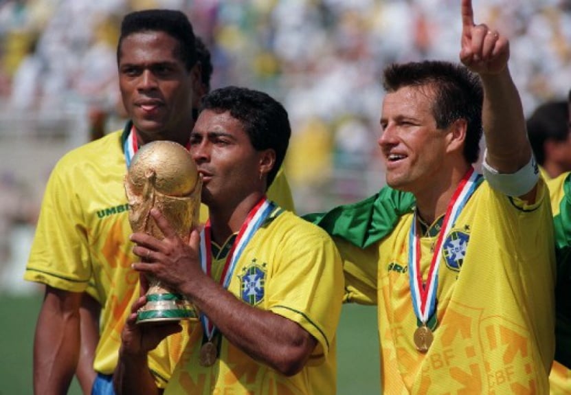 Ao lado de Ronald&atilde;o e Dunga, Rom&aacute;rio beija o trof&eacute;u da Copa do Mundo em 1994