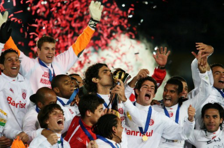 Fernand&atilde;o beijo o trof&eacute;u do Mundial de Clubes que o Inter ganhou em cima do Barcelona em 2006