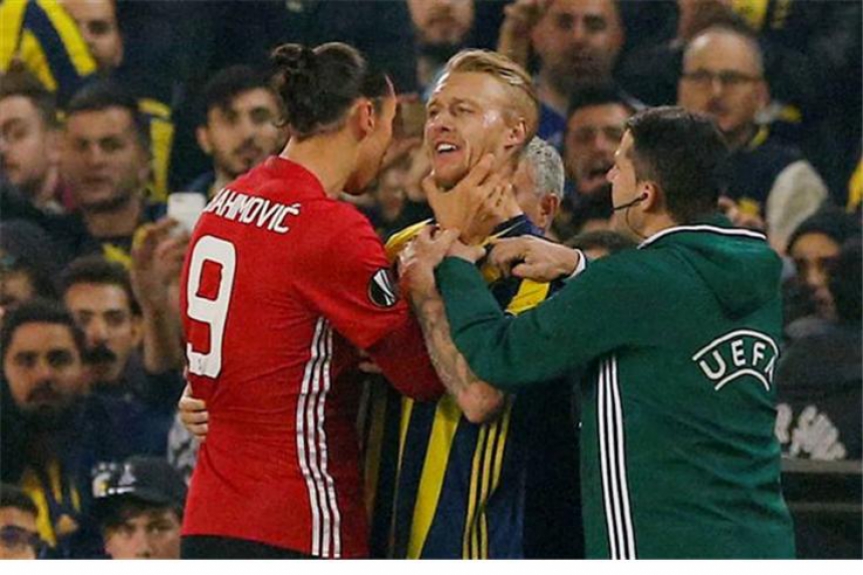 Ibra agarra zagueiro pelo pesco&ccedil;o (Reprodu&ccedil;&atilde;o)