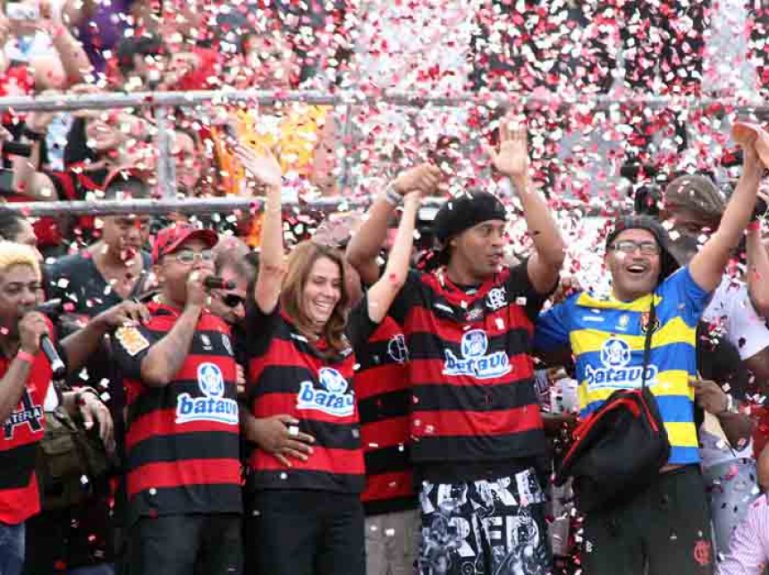 Ronaldinho Gaúcho chega ao Flamengo com festa na Gávea - 2011