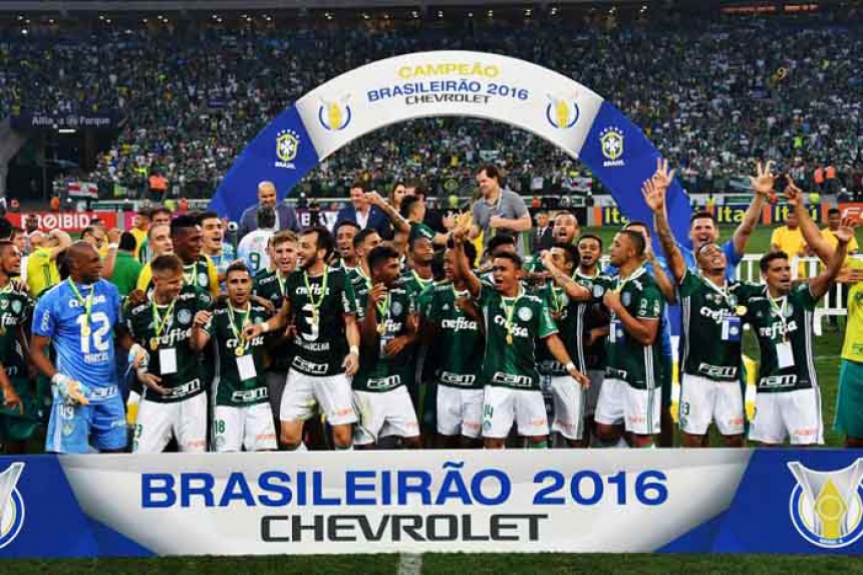 No Brasil o Palmeiras ergueu o caneco do Brasileirão