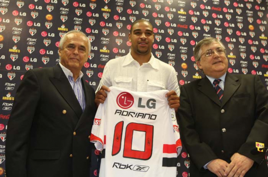 Adriano chegando no S&atilde;o Paulo em 2007