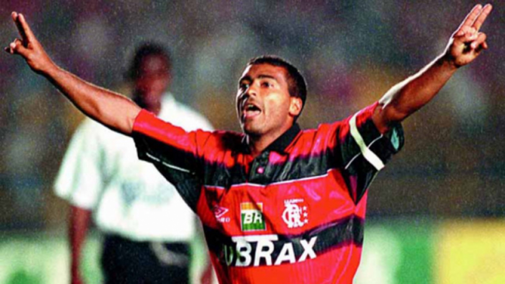 Rom&aacute;rio com a camisa do Flamengo