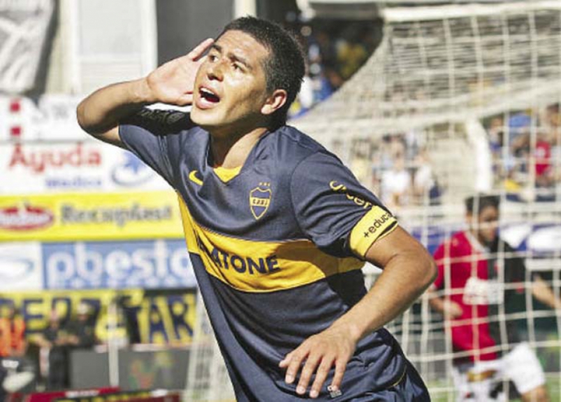Riquelme comemorando com m&atilde;os no ouvido