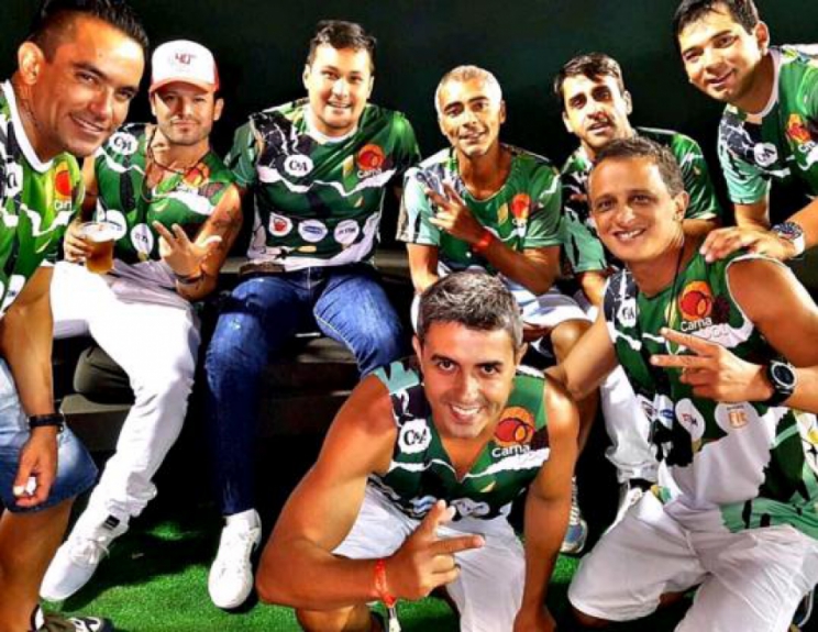 Rom&aacute;rio posa com amigos em camarote do carnaval do Rio de Janeiro