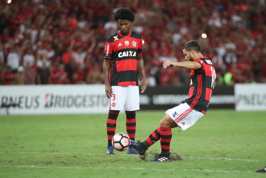 Logo no come&ccedil;o do segundo tempo, o Flamengo teve uma falta marcada na entrada da &aacute;rea. Diego, que na Libertadores veste a camisa 10, foi para a cobran&ccedil;a e...