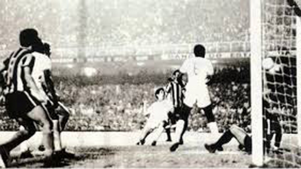 1971 - BOTAFOGO 0 X 1 FLUMINENSE: Na final do Carioca daquele ano, o Botafogo era favorito. Mas um gol de Lula no fim do segundo tempo definiu a partida. Os botafoguenses relcamam at&eacute; hoje falta no goleiro Ubirajara