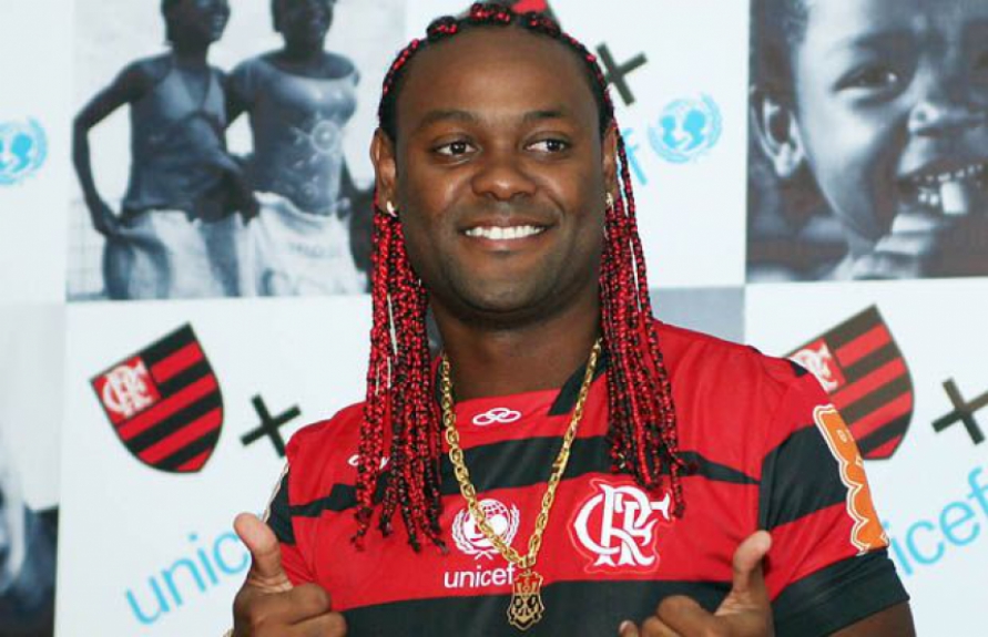 Em 2012, alguns jogadores vasca&iacute;nos haviam conseguido efeito suspensivo para jogar o cl&aacute;ssico v&aacute;lido pela semifinal da Ta&ccedil;a Rio. Em entrevista, Love soltou: "&Eacute; melhor assim porque se eles perderem n&atilde;o tem desculpa nenhuma"