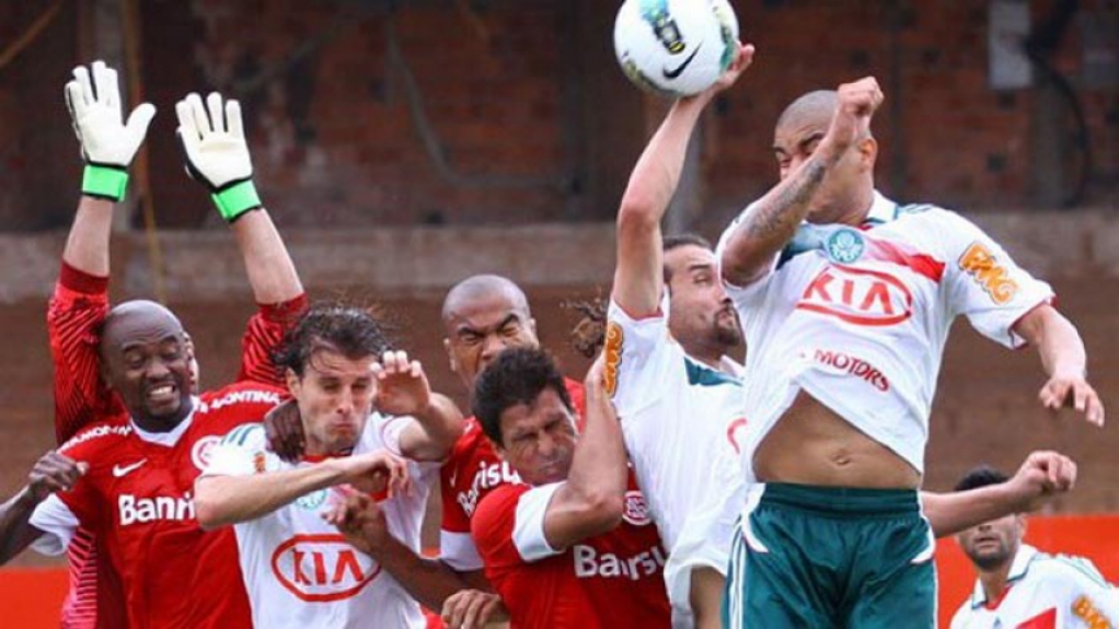 Internacional x Palmeiras em 2012, gol de Barcos de mão