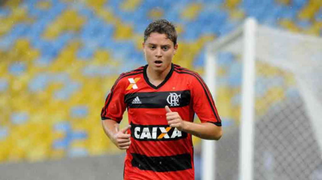 Adryan (Meio-campo)